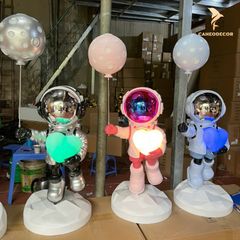 Mô Hình Tượng Đèn Trang Trí - Phi Hành Gia Cầm Bóng