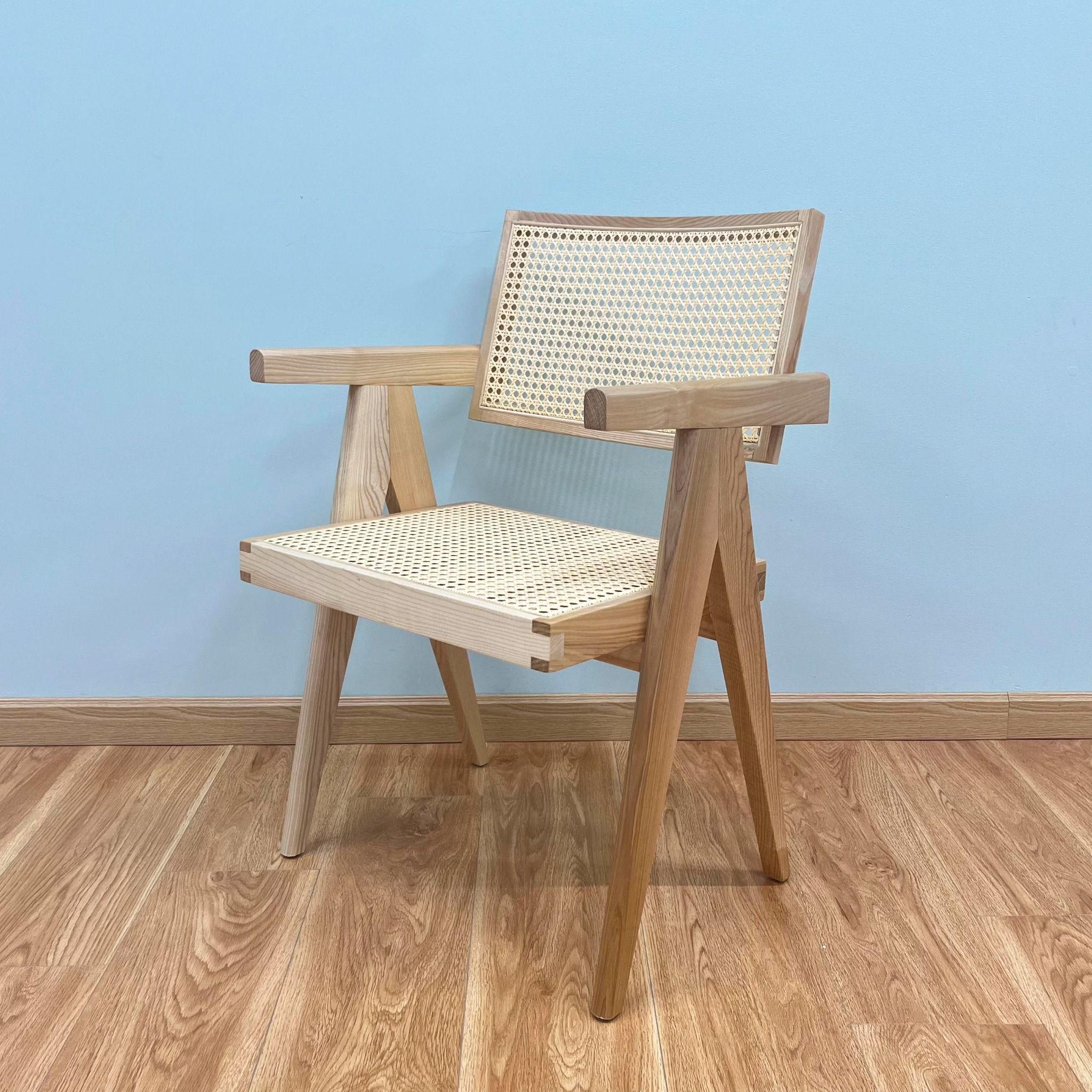  Modern Design of V Leg Oak Wood Chair 