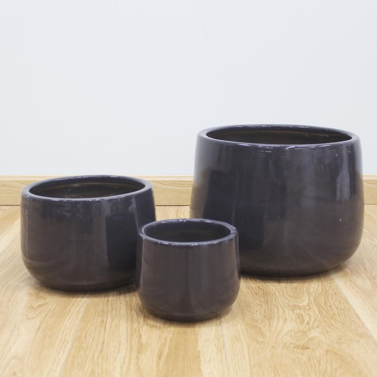  Ceramic Planter with Glossy Dark Finish | AUD090 