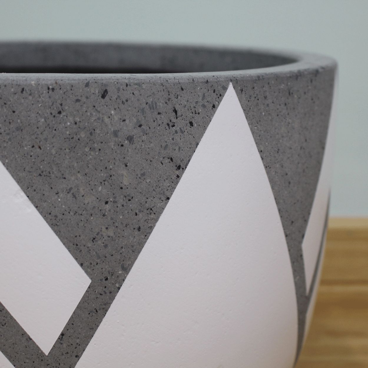  Low Round Lightweight Concrete Planter | AUFC017 
