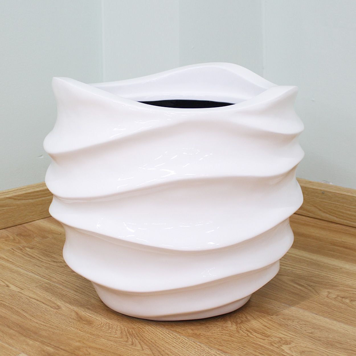  White Round With Wavy Pattern Pots Planter | AUFS109 
