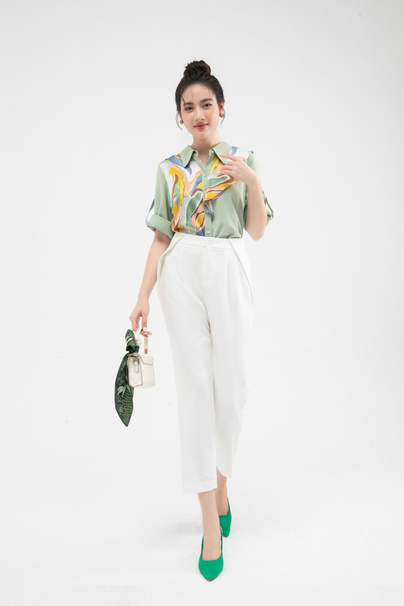 20 kiểu áo sơ mi nữ hoạ tiết và cách phối vô cùng đẹp và trang nhã