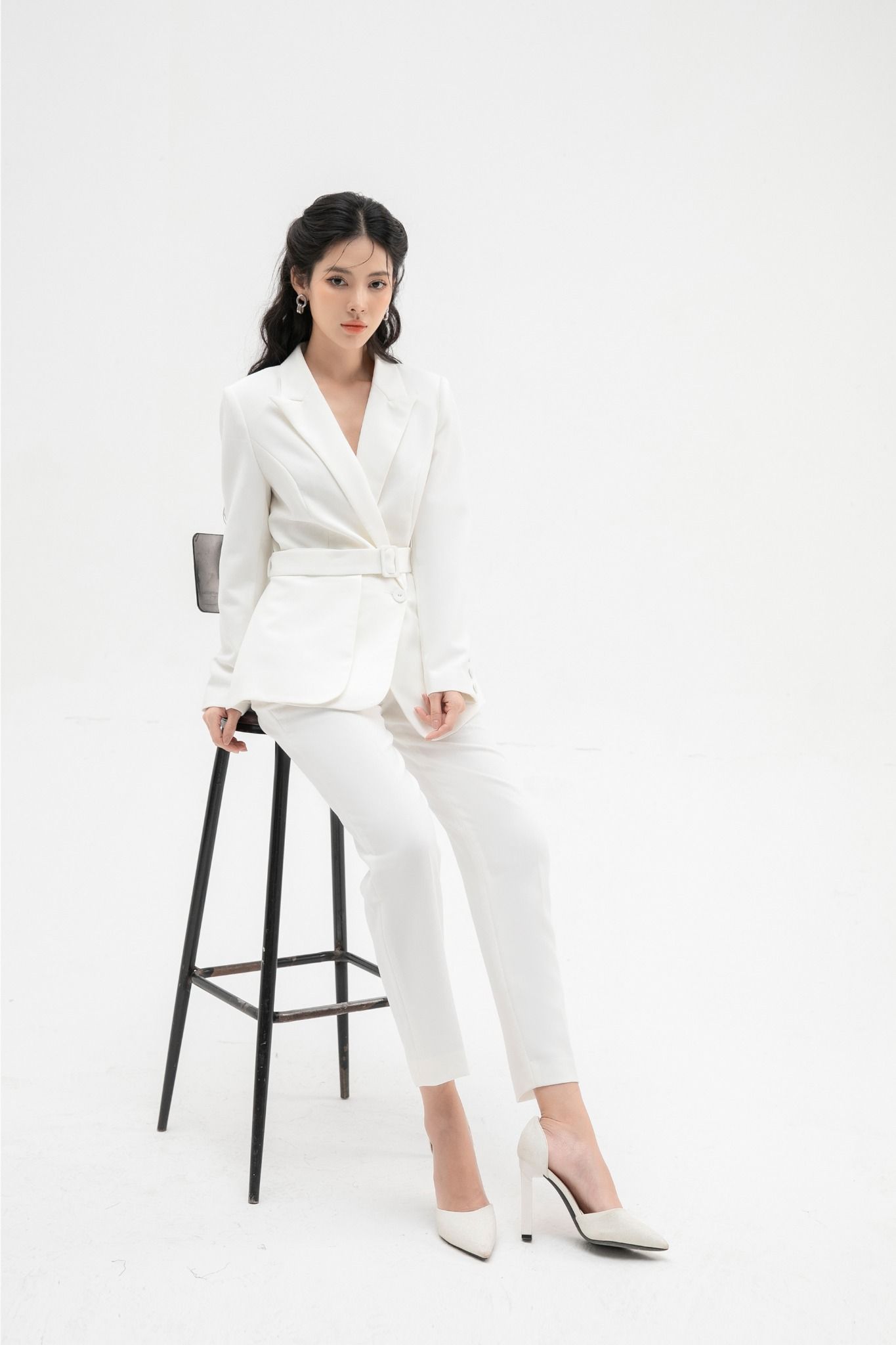 Áo vest trắng HQ dáng dài hai túi chiết eo tôn dáng TA934