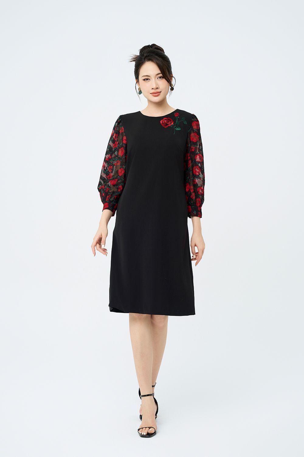 ĐẦM SUÔNG ĐEN PHA TAY VOAN HOA D16582