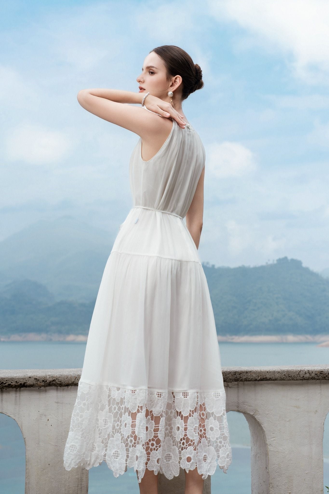 ĐẦM MAXI TRẮNG CỔ YẾM D00022