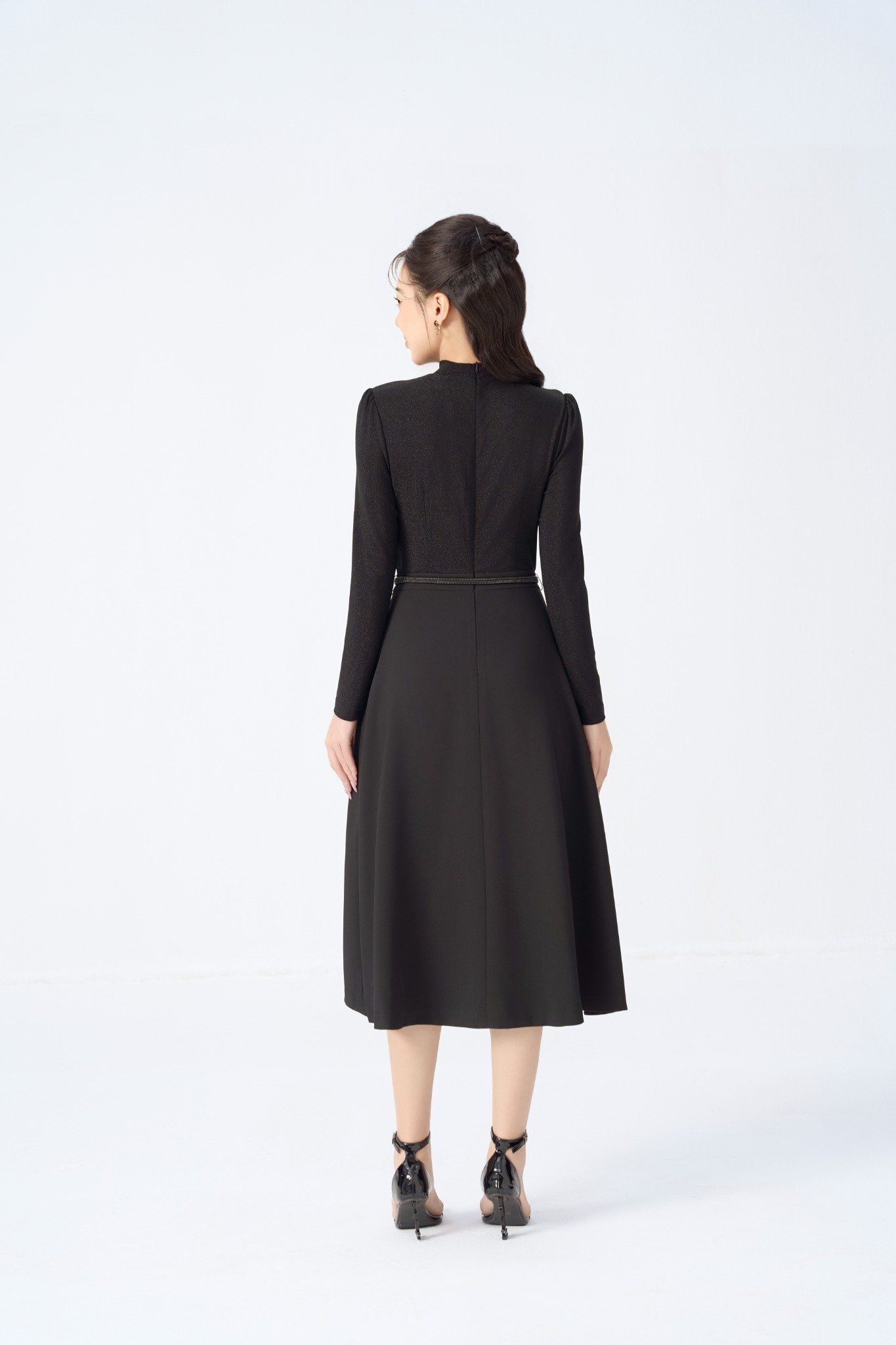 ĐẦM ĐEN CỔ XOẮN D10762