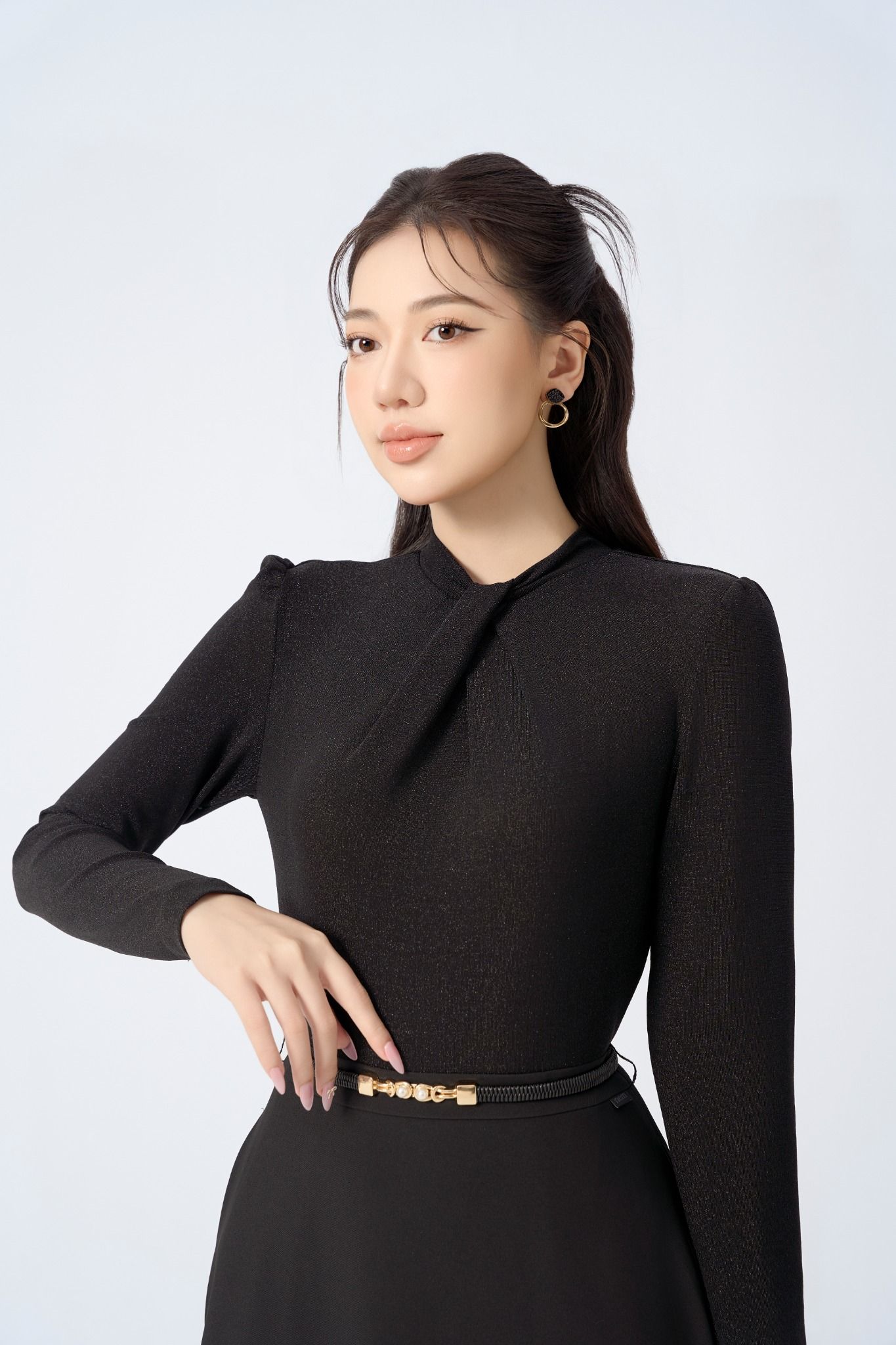ĐẦM ĐEN CỔ XOẮN D10762