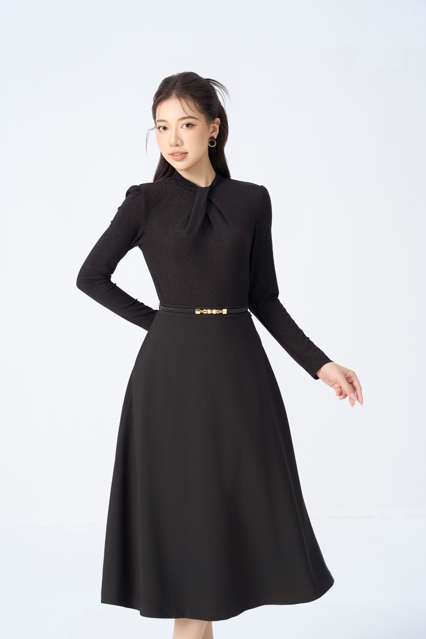 ĐẦM ĐEN CỔ XOẮN D10762