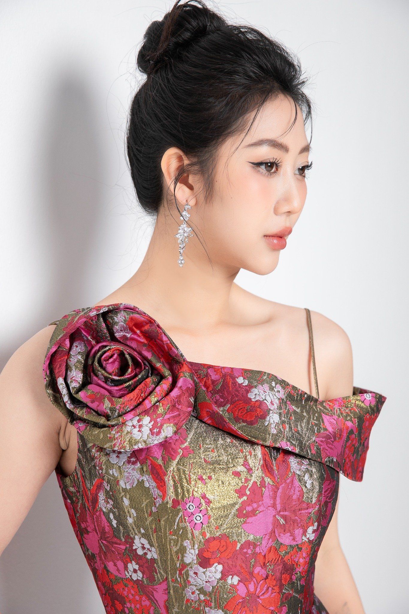 ĐẦM GẤM HOA LỆCH VAI D15462