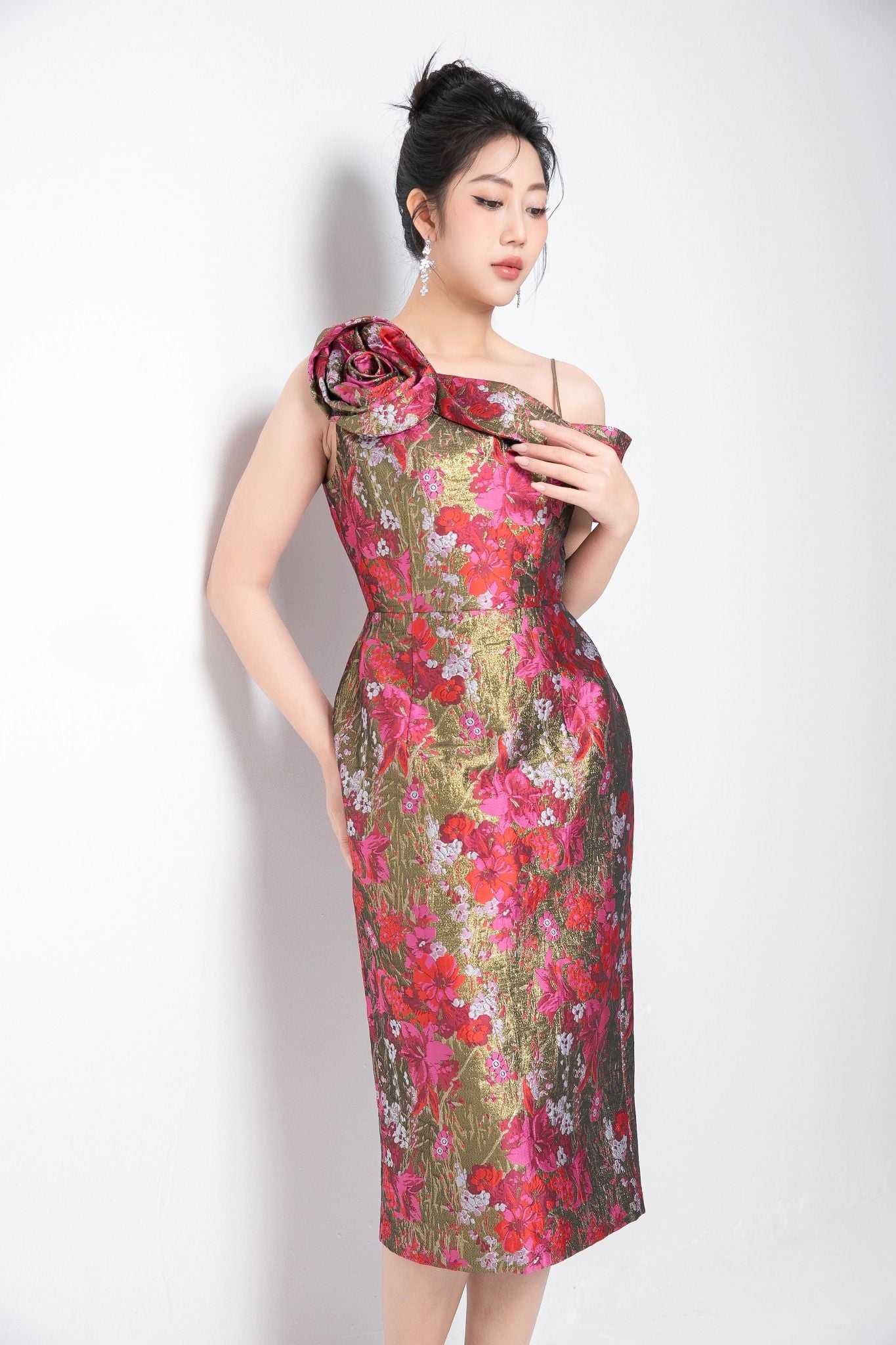 ĐẦM GẤM HOA LỆCH VAI D15462