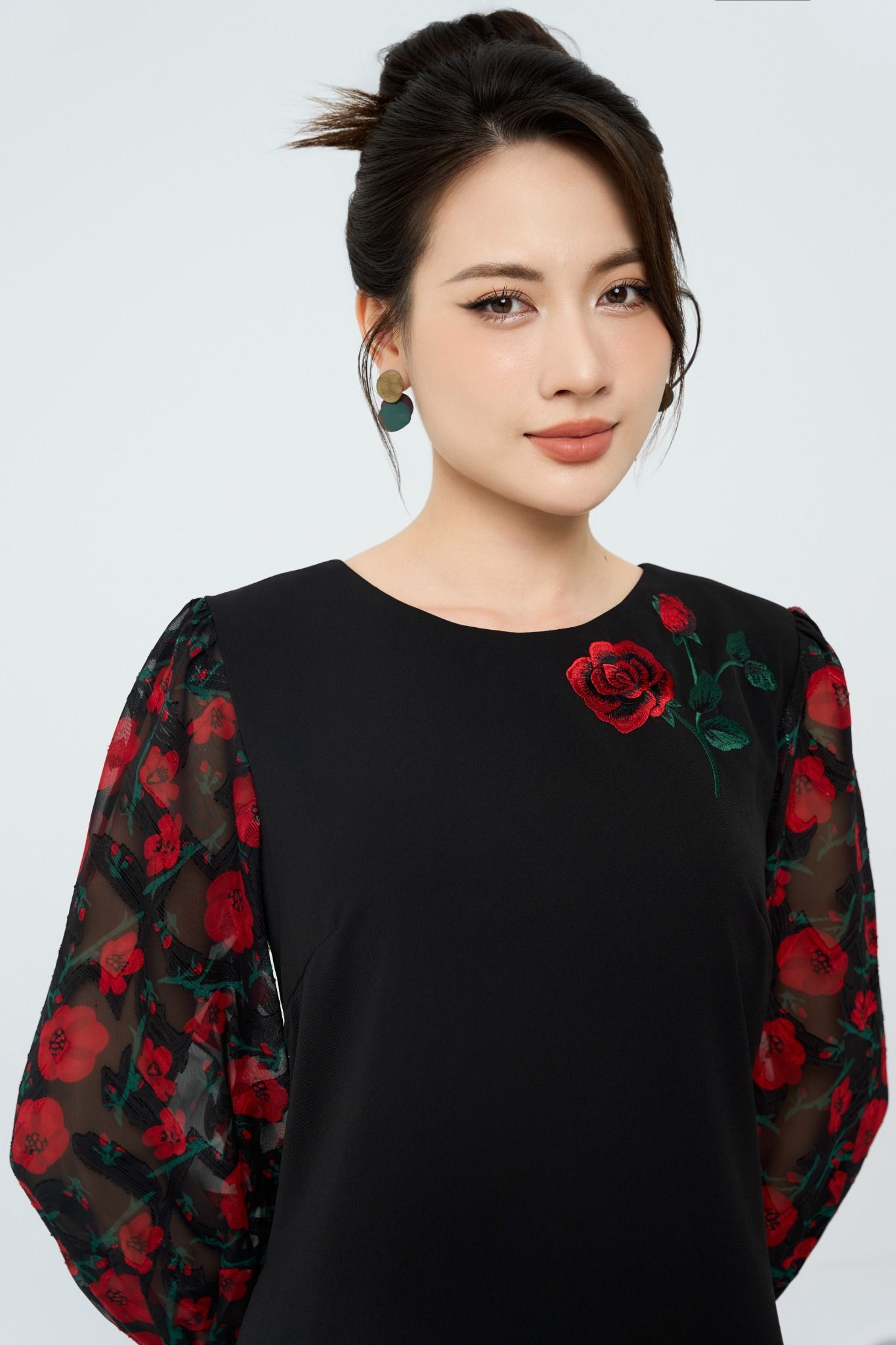 ĐẦM SUÔNG ĐEN PHA TAY VOAN HOA D16582