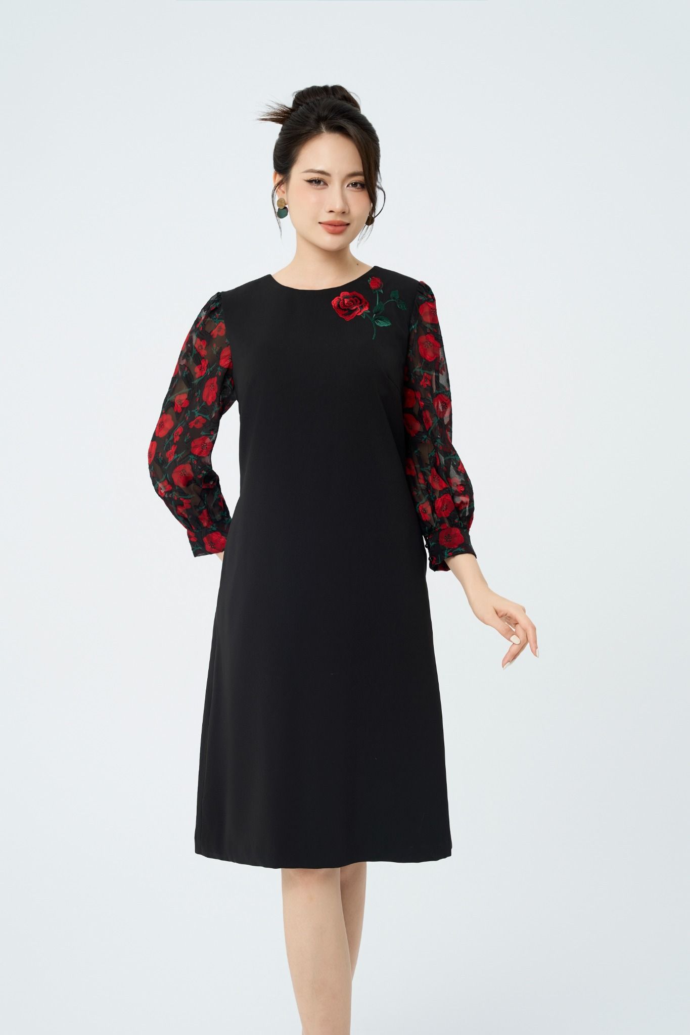 ĐẦM SUÔNG ĐEN PHA TAY VOAN HOA D16582