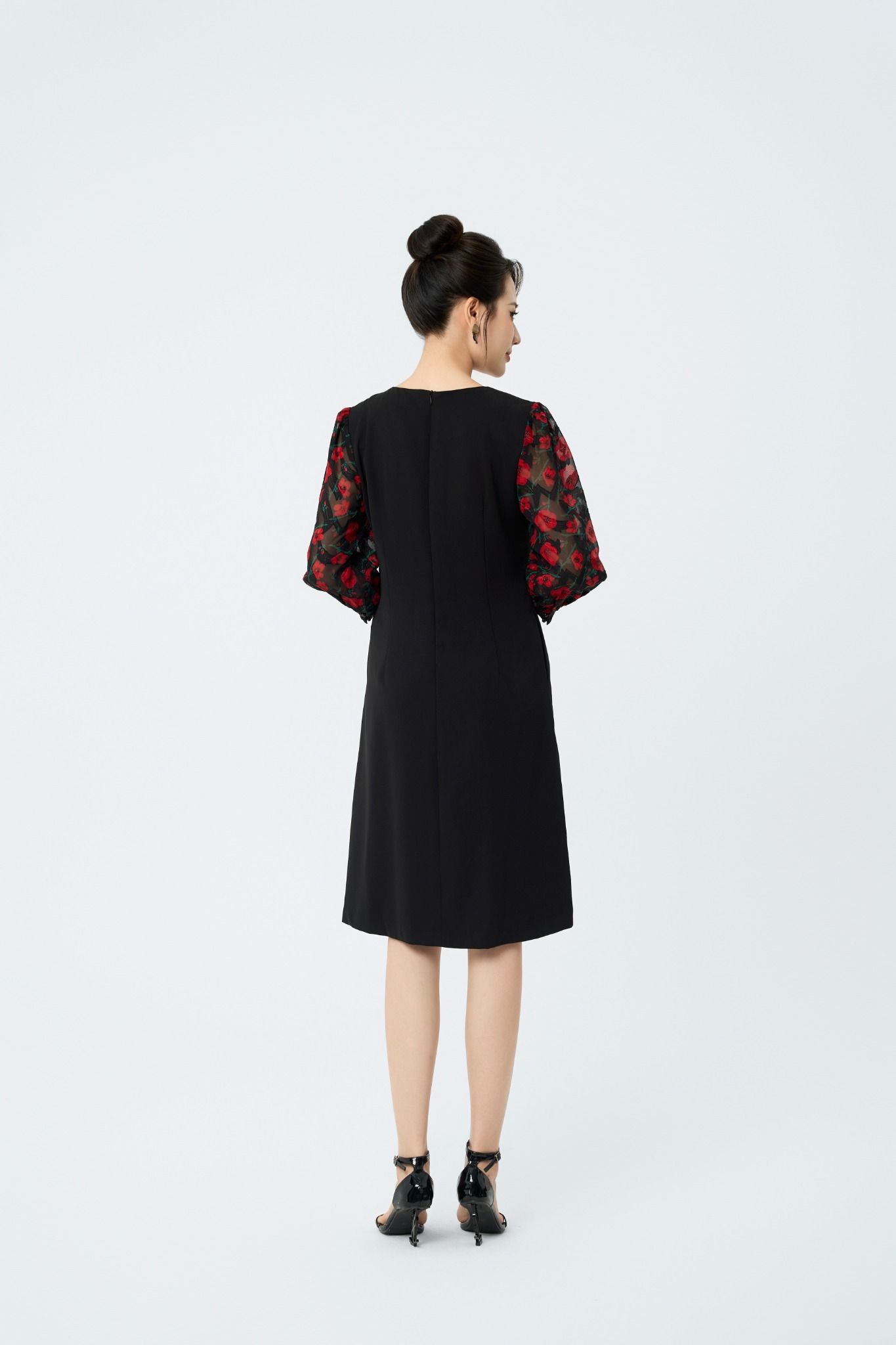 ĐẦM SUÔNG ĐEN PHA TAY VOAN HOA D16582