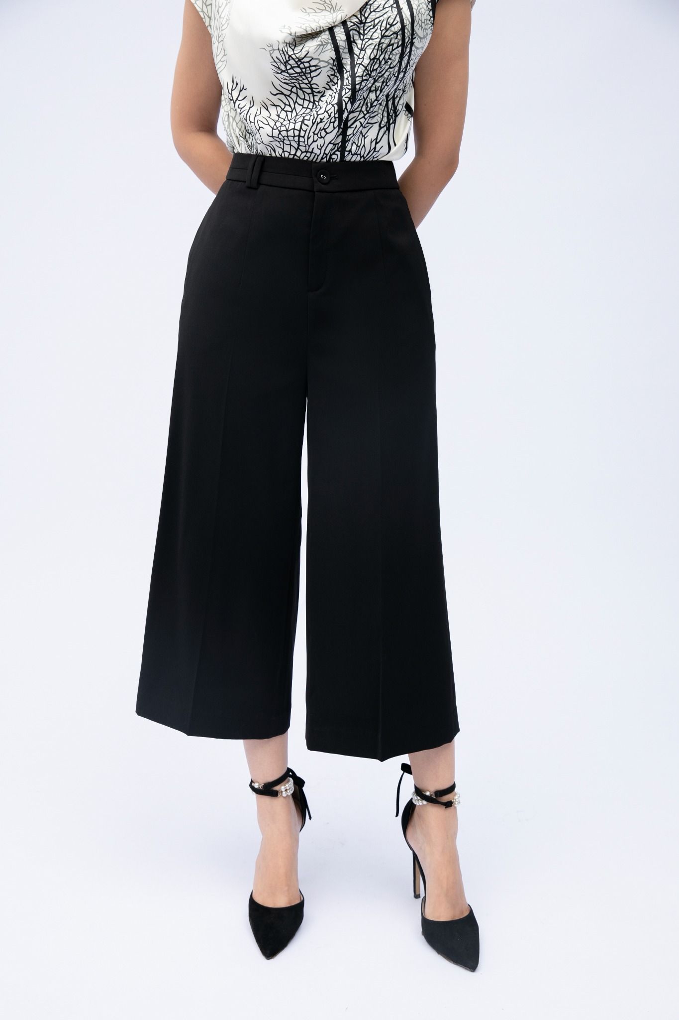 Sành điệu với quần culottes đen thời thượng