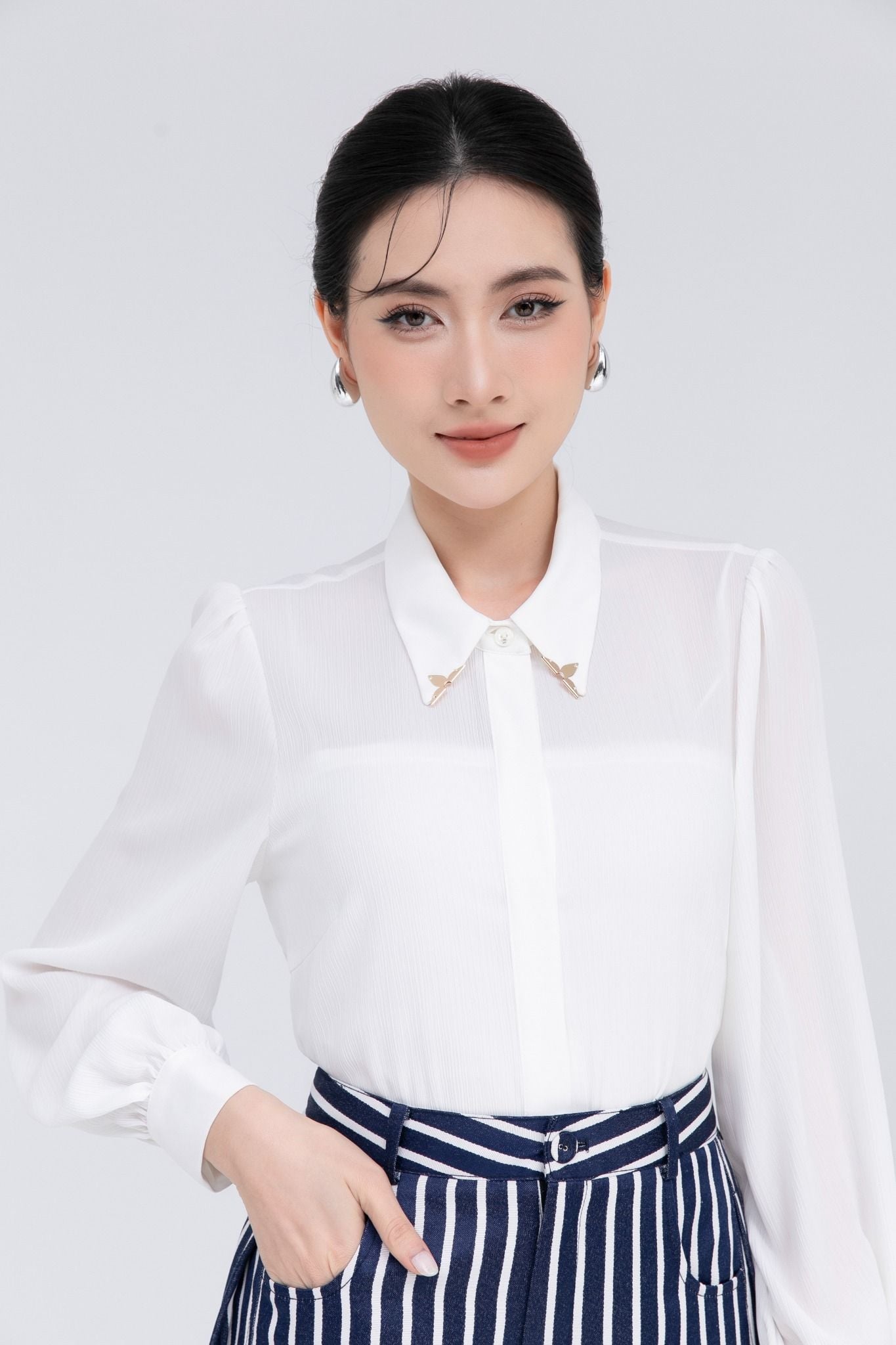 SƠ MI TRẮNG CỔ NHỌN SM12552