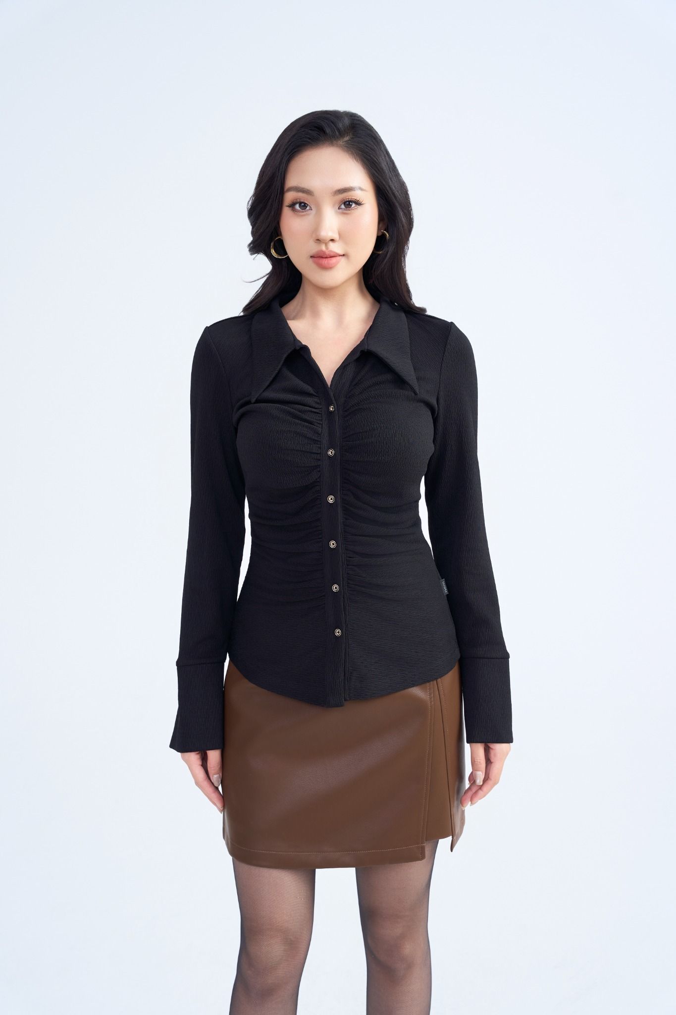 ÁO ĐEN CỔ BẺ SM12882