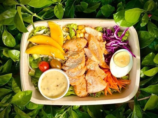  Salad Gà Kèm Nước Sốt Mè Rang 