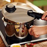  Nồi áp suất Fissler Vitavit Premium đường kính 22cm, dung tích 4.5L & 6L. An toàn, thân thiện, dễ dàng sử dụng, tiện lợi và nhanh chóng với việc nấu ăn hàng ngày. 