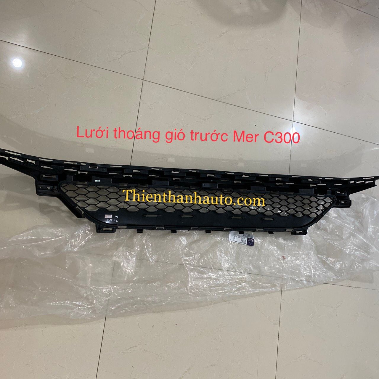 Lưới thoáng gió Ba đờ sốc trước Mercedes C300 chính hãng - Thienthanhauto.com