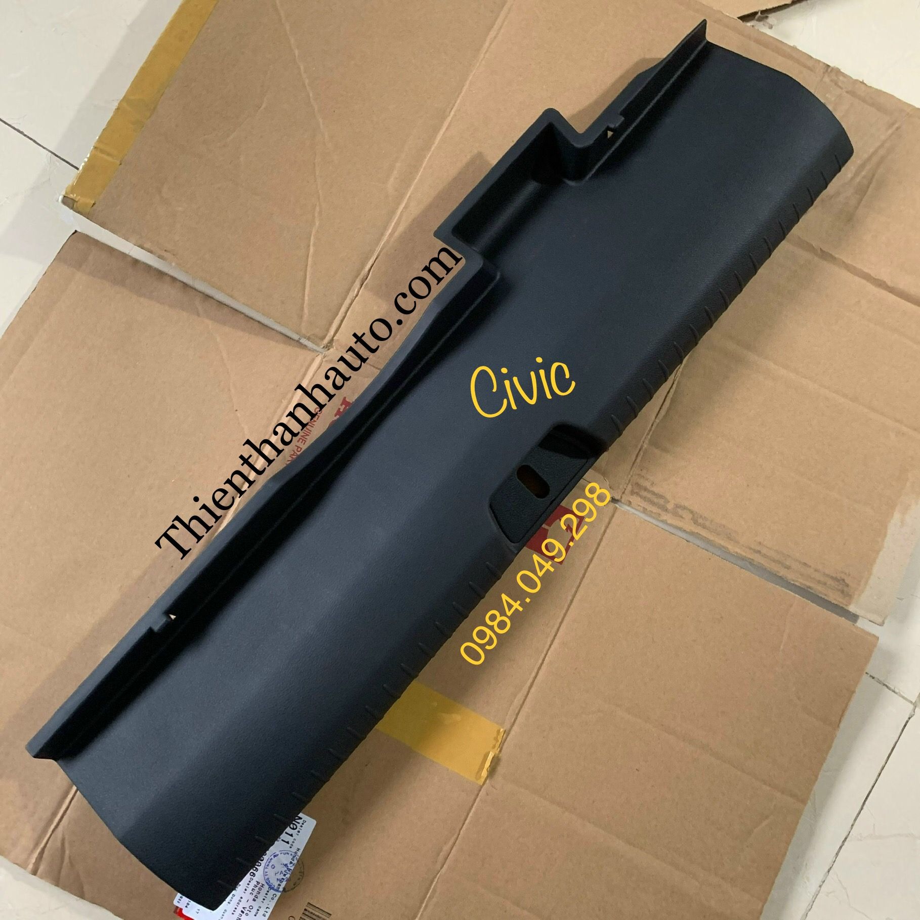 Ốp nhựa trên khuy khóa cốp sau Honda Civic 2006-2012 chính hãng