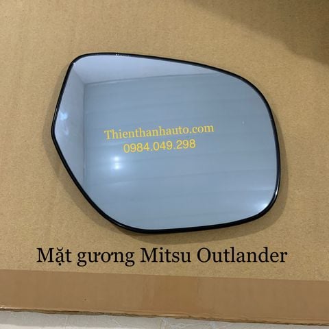 mat-guong-chieu-hau-phai-mitsubishi-outlander