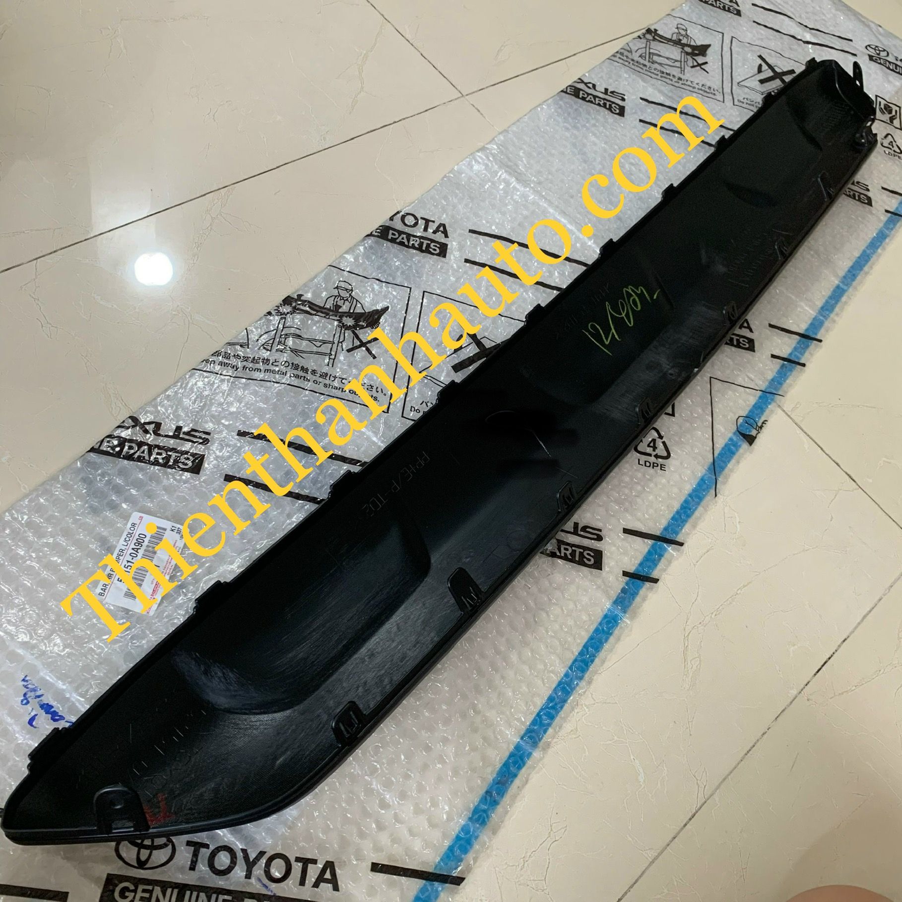 Ốp dưới cản sau Toyota Cross 2021-2022 chính hãng - Thienthanhauto.com