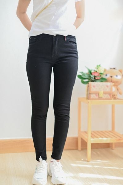  Quần Jean ống nhỏ màu đen 