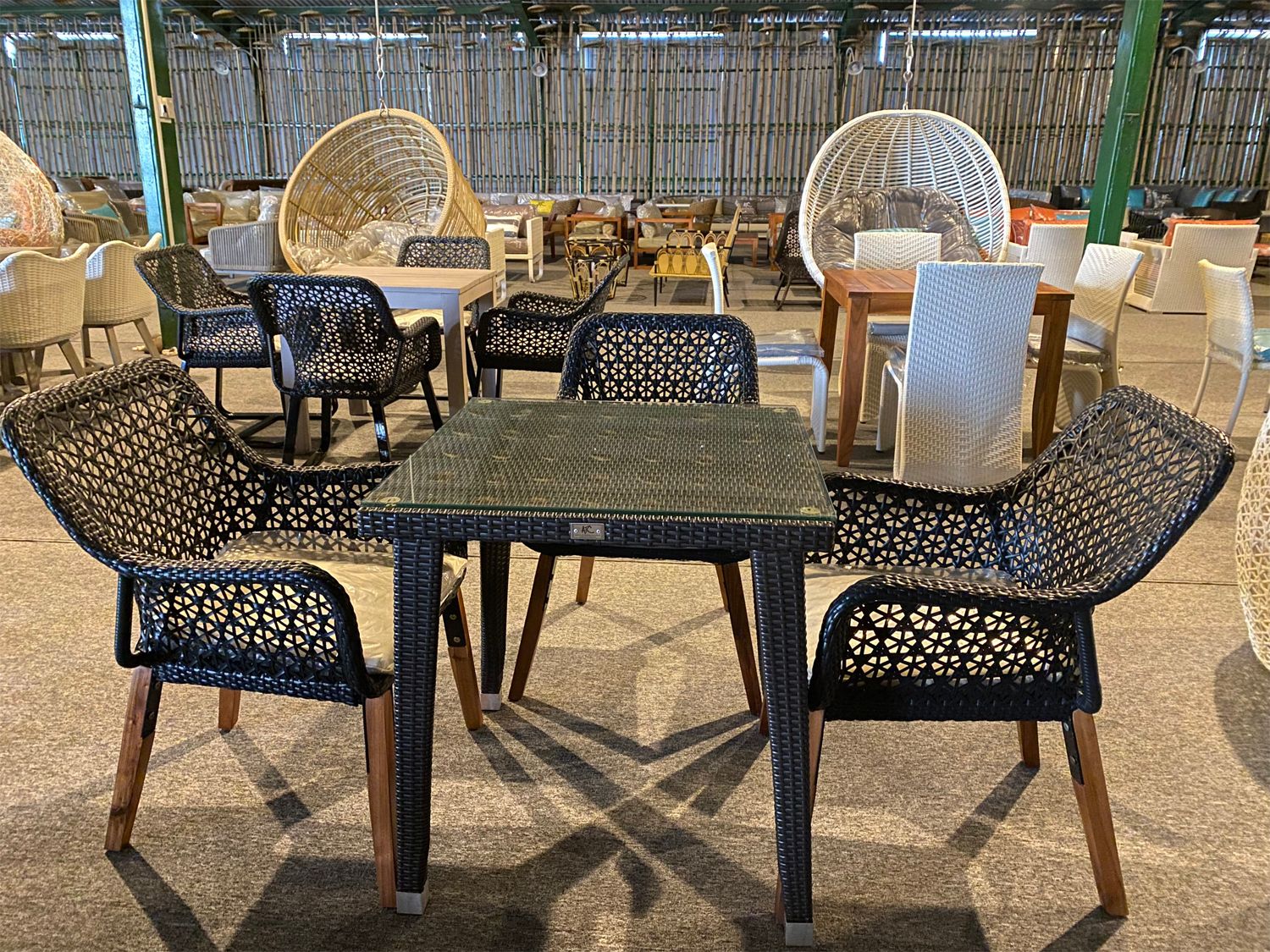 Bộ Bàn Ăn Mây Nhựa Độc Đáo 3 Ghế Chân Gỗ RADS-130