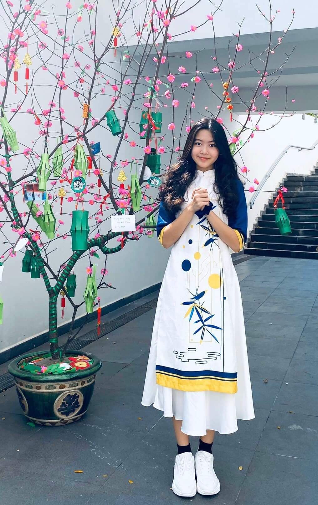 Chân Váy Lụa Trắng Bừng Sắc Xuân