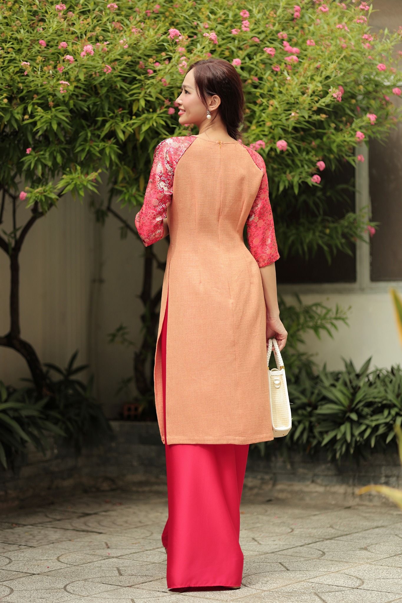 Áo Dài Gấm Cam Bừng Sắc Xuân