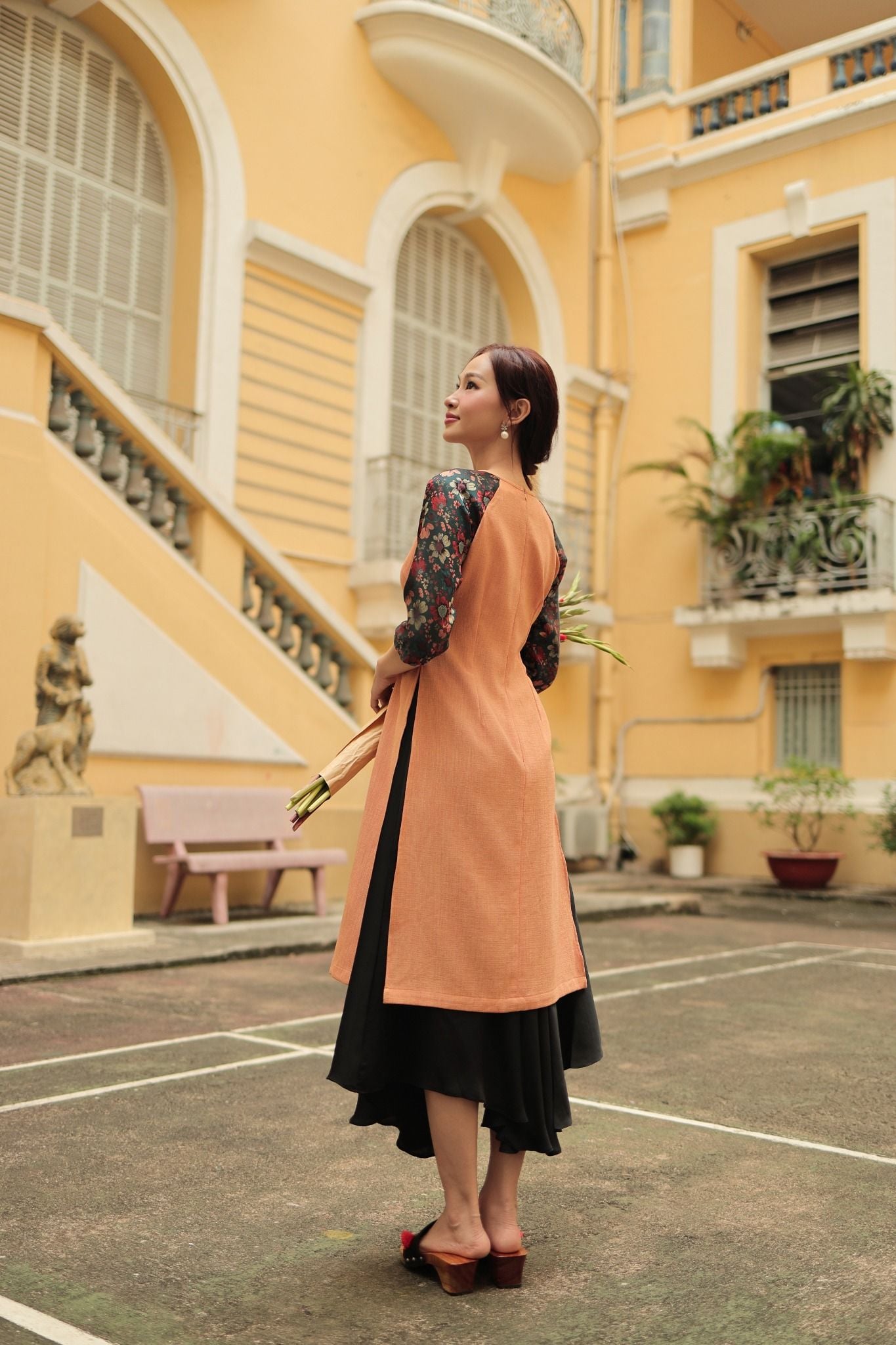 Chân Váy Lụa Đen Bừng Sắc Xuân