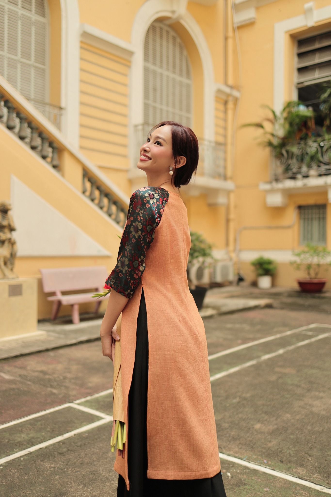 Áo Dài Gấm Cam Bừng Sắc Xuân