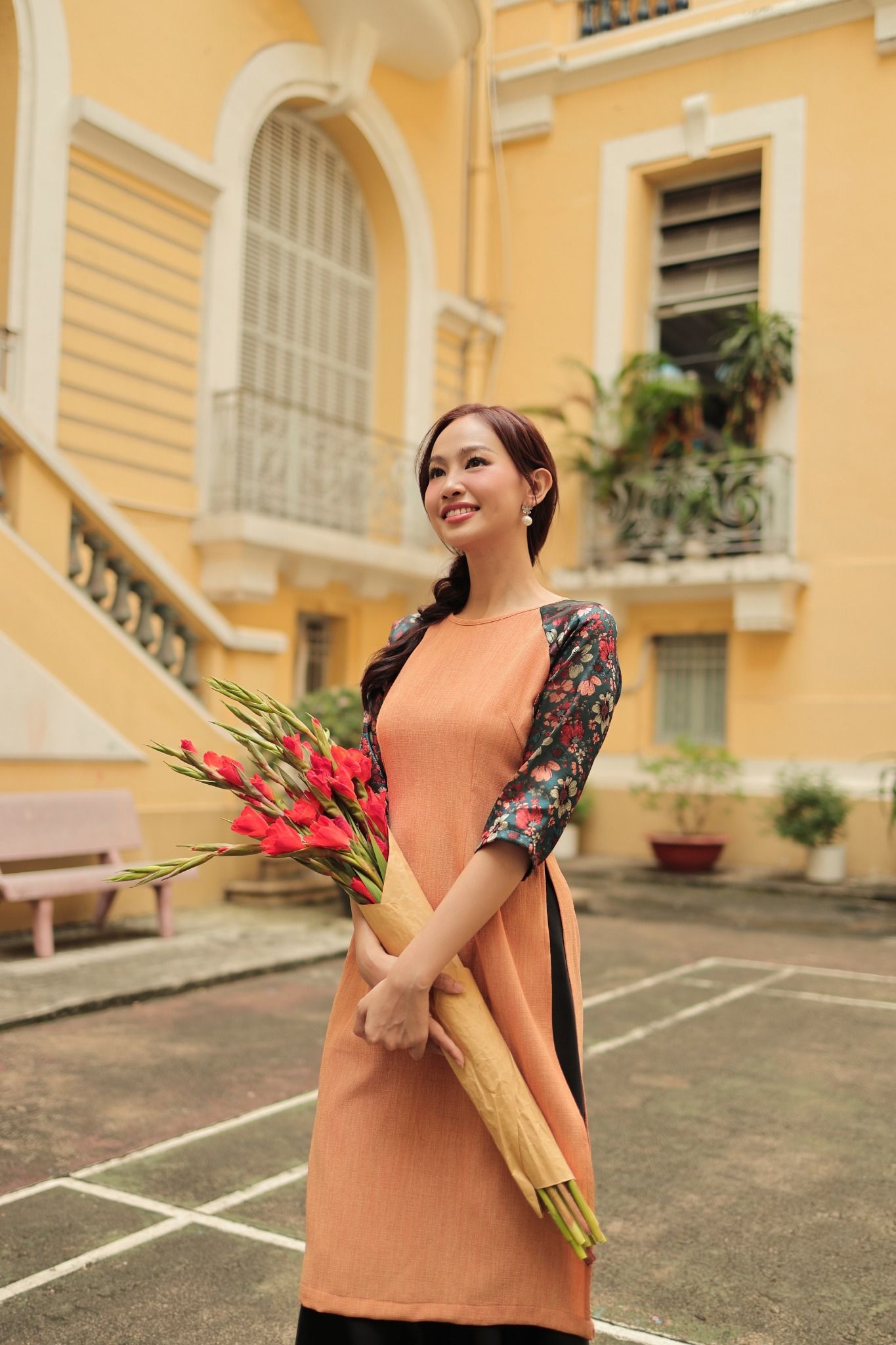 Áo Dài Gấm Cam Bừng Sắc Xuân