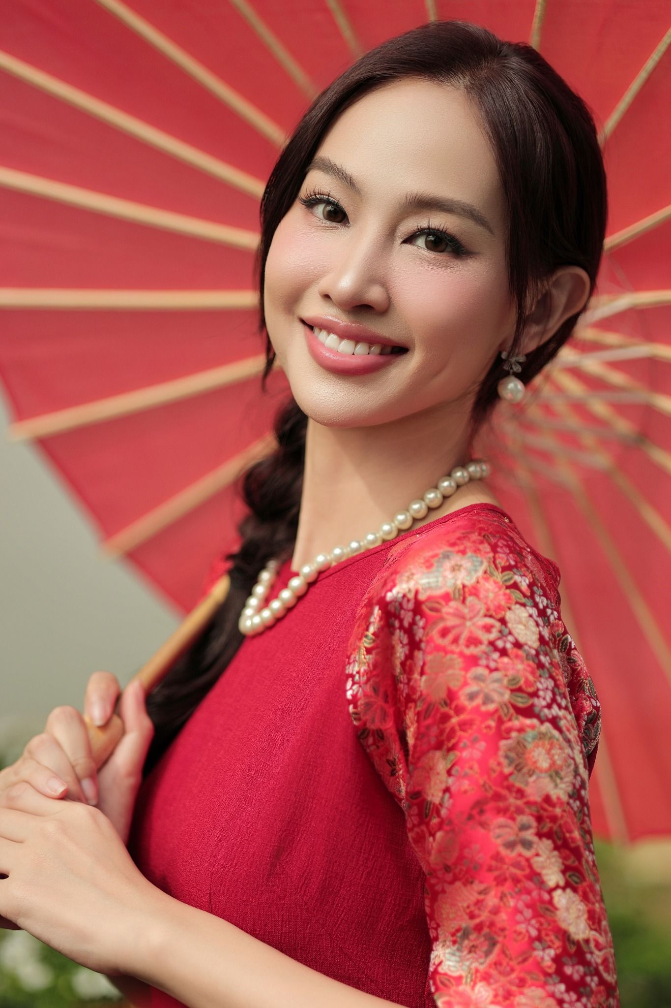 Áo Dài Gấm Đỏ Bừng Sắc Xuân