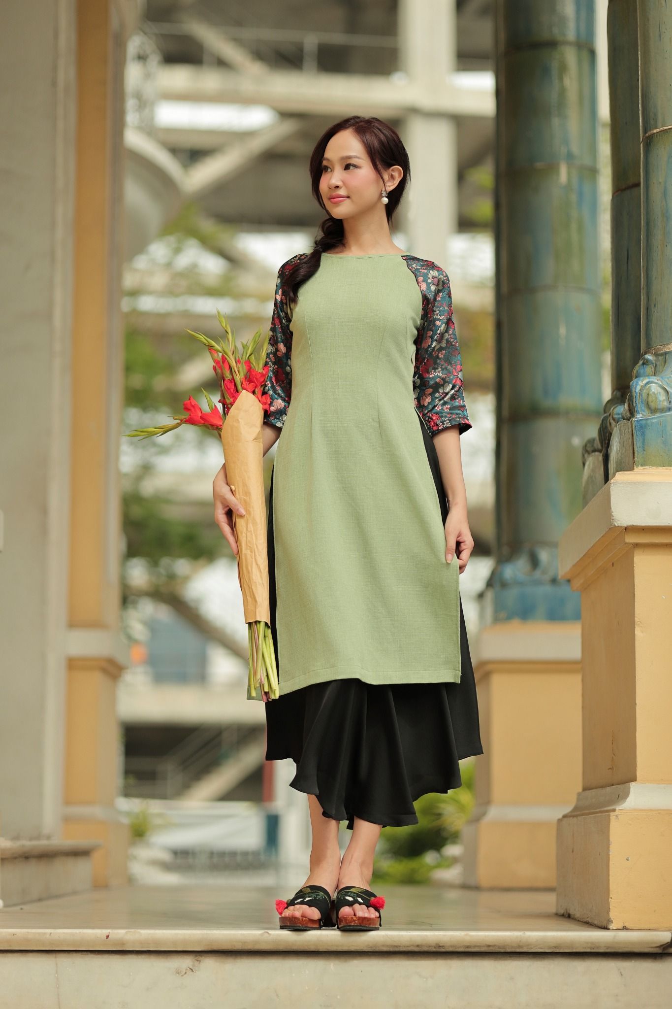 Chân Váy Lụa Đen Bừng Sắc Xuân