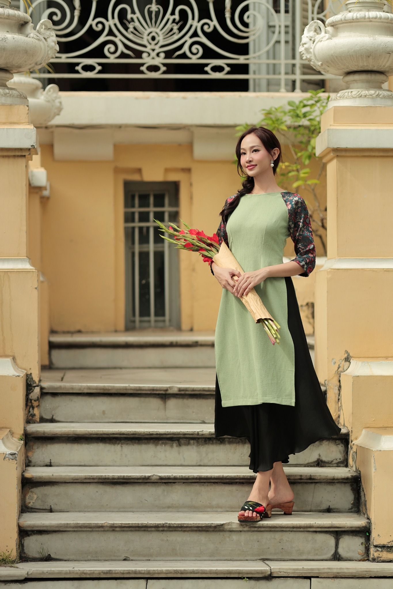 Chân Váy Lụa Đen Bừng Sắc Xuân