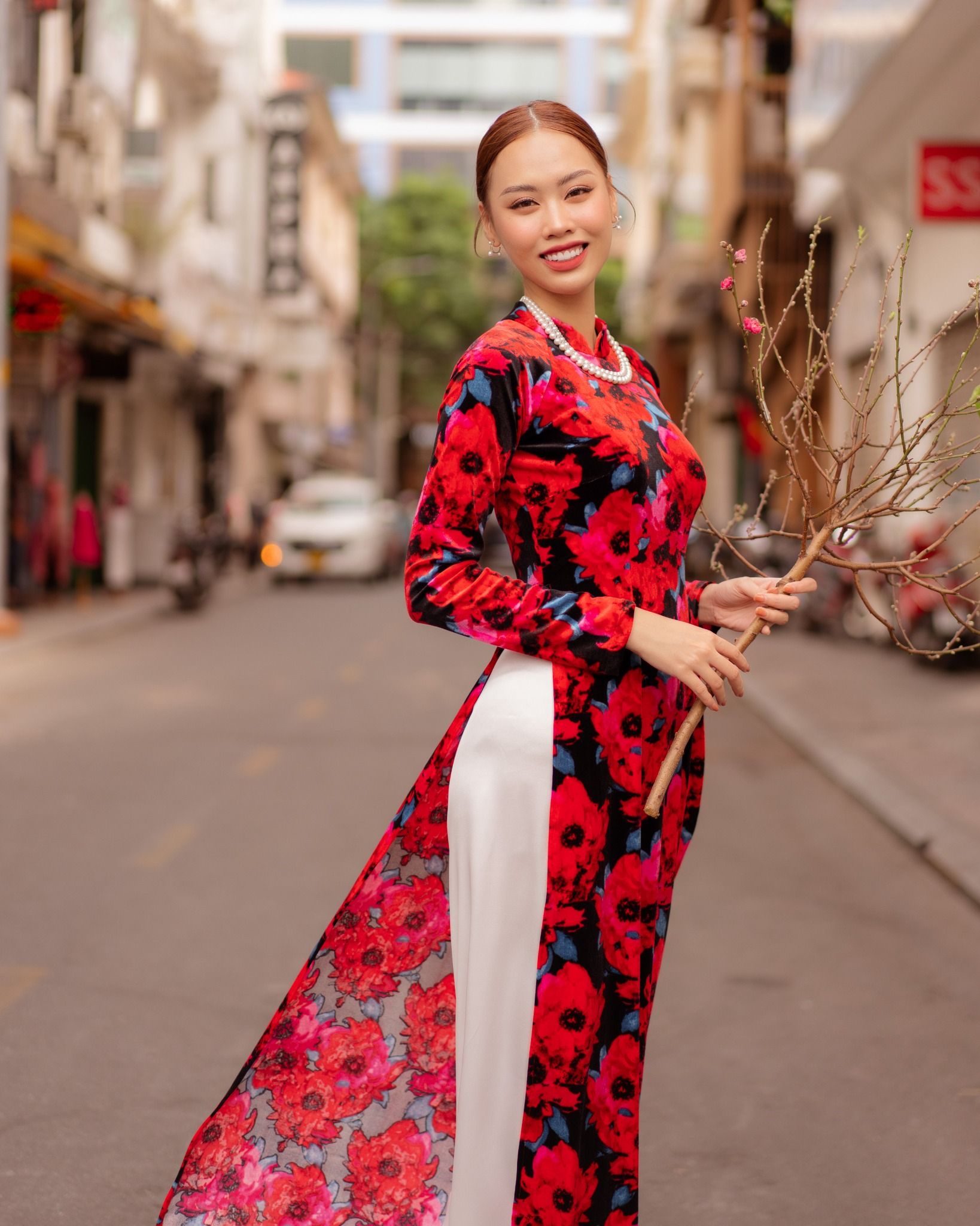 Áo Dài Nhung Hoa Đỏ Hồn Việt