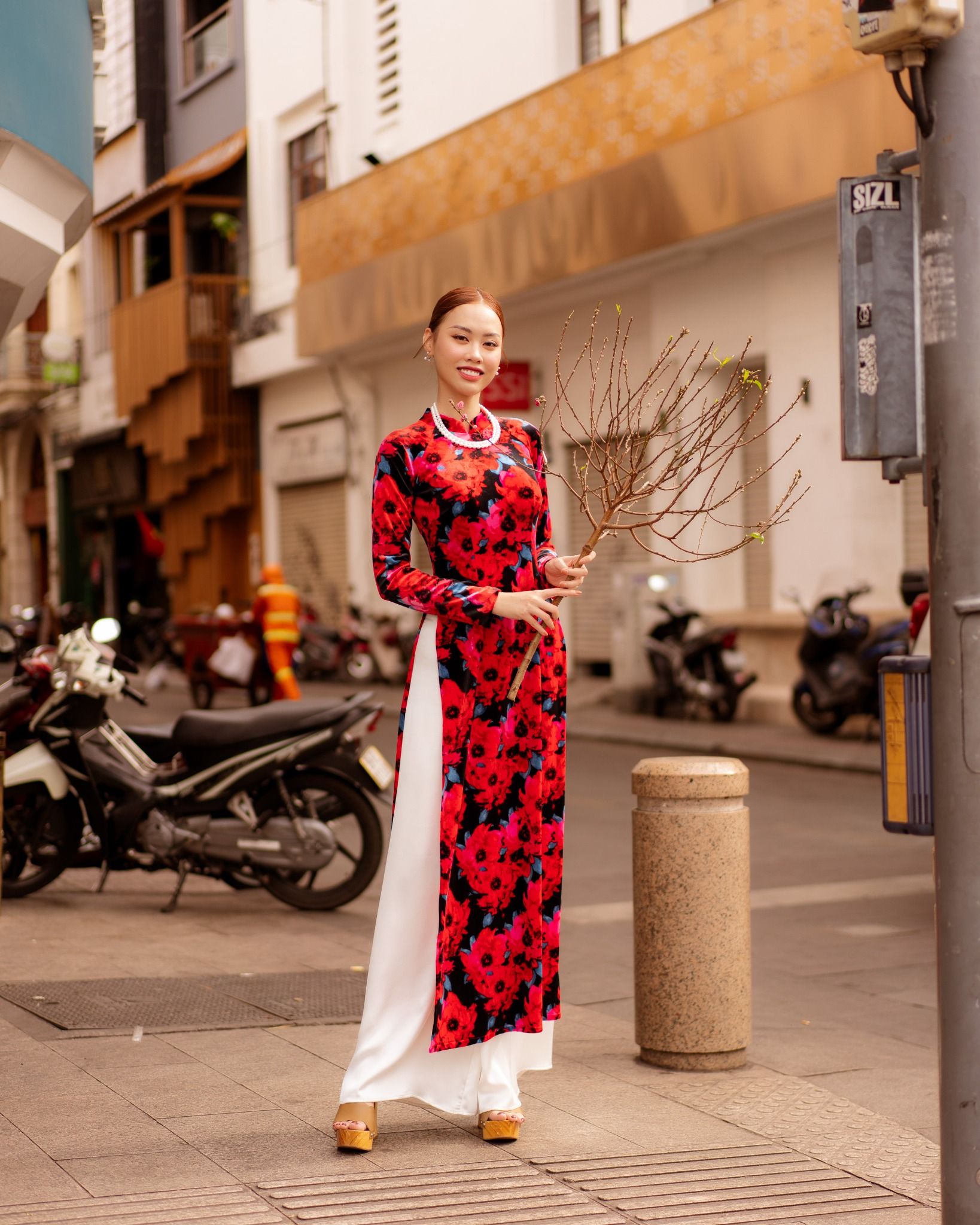 Áo Dài Nhung Hoa Đỏ Hồn Việt