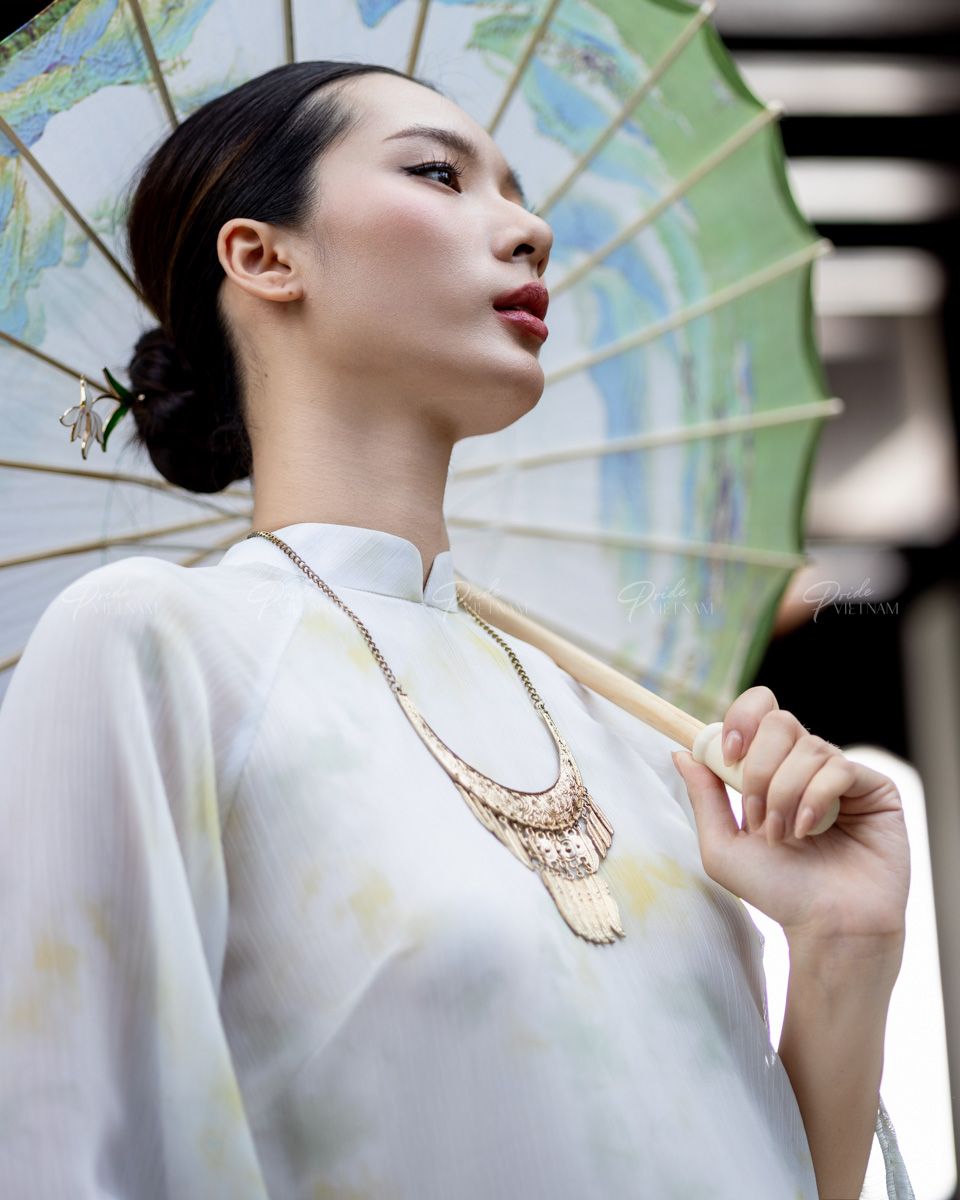 Áo Dài Lụa Trắng Xanh Pride Việt Nam