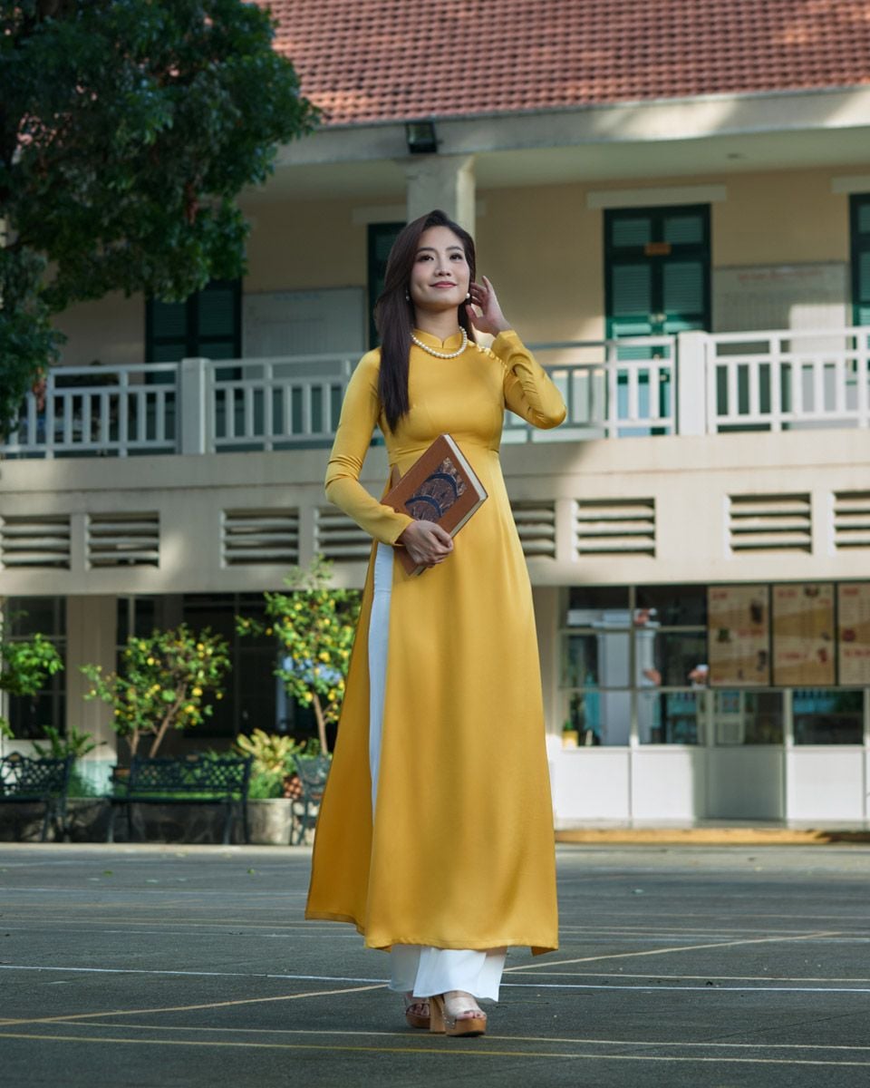 Áo Dài Lụa Vàng Pride Việt Nam