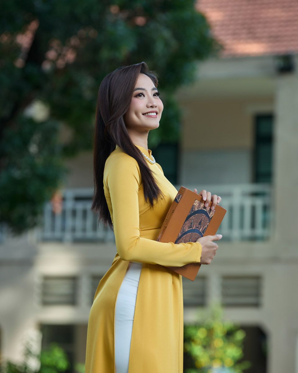 Áo Dài Lụa Vàng Pride Việt Nam