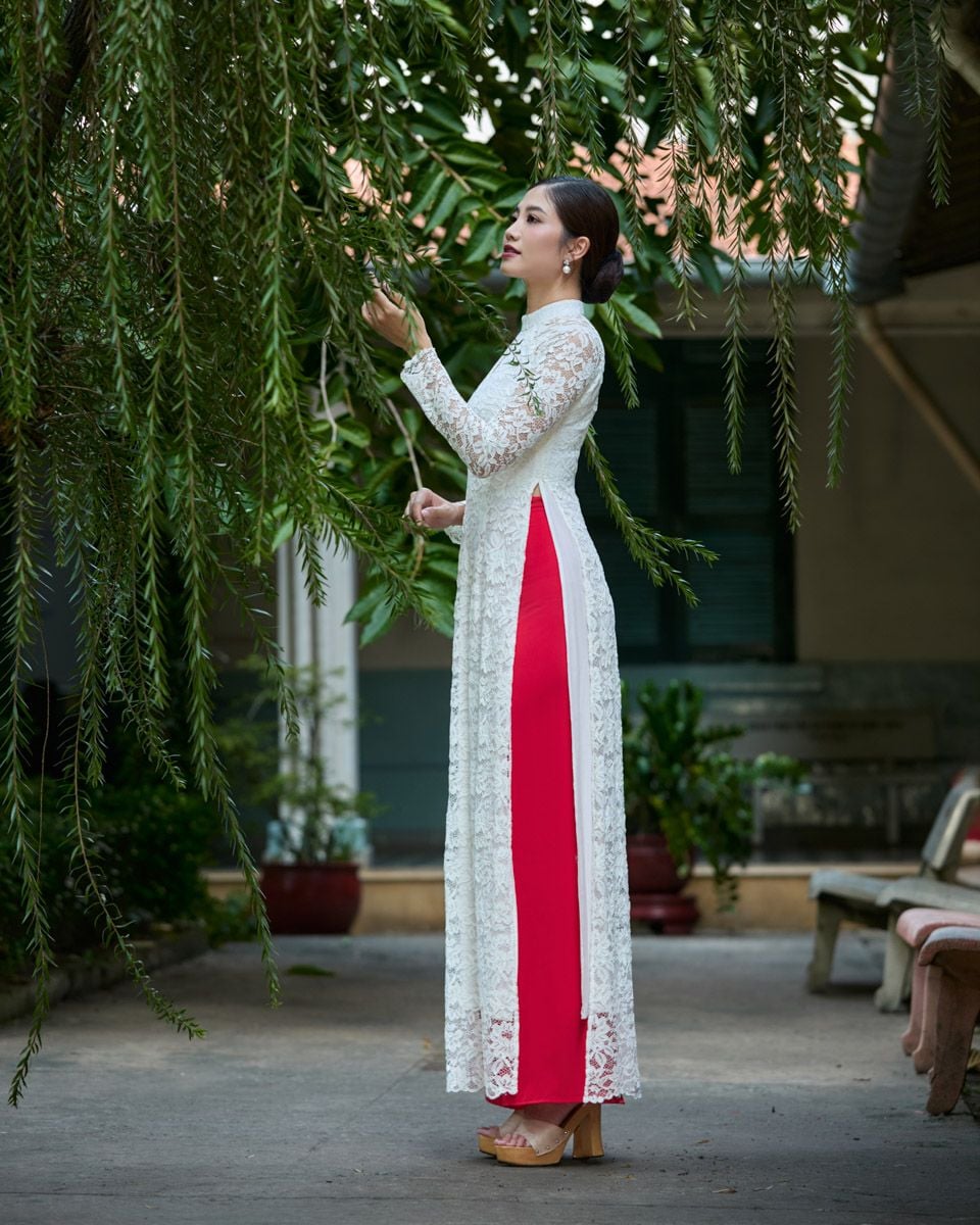 Áo Dài Ren Trắng Pride Việt Nam