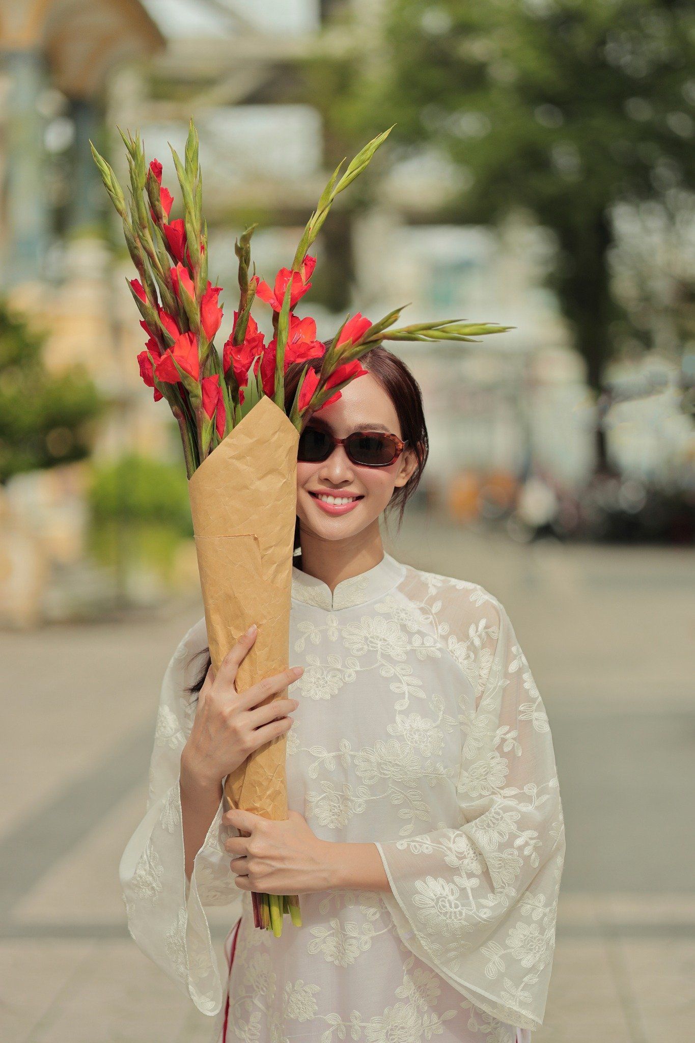 Áo Dài Ren Nữ Trắng Pride Việt Nam