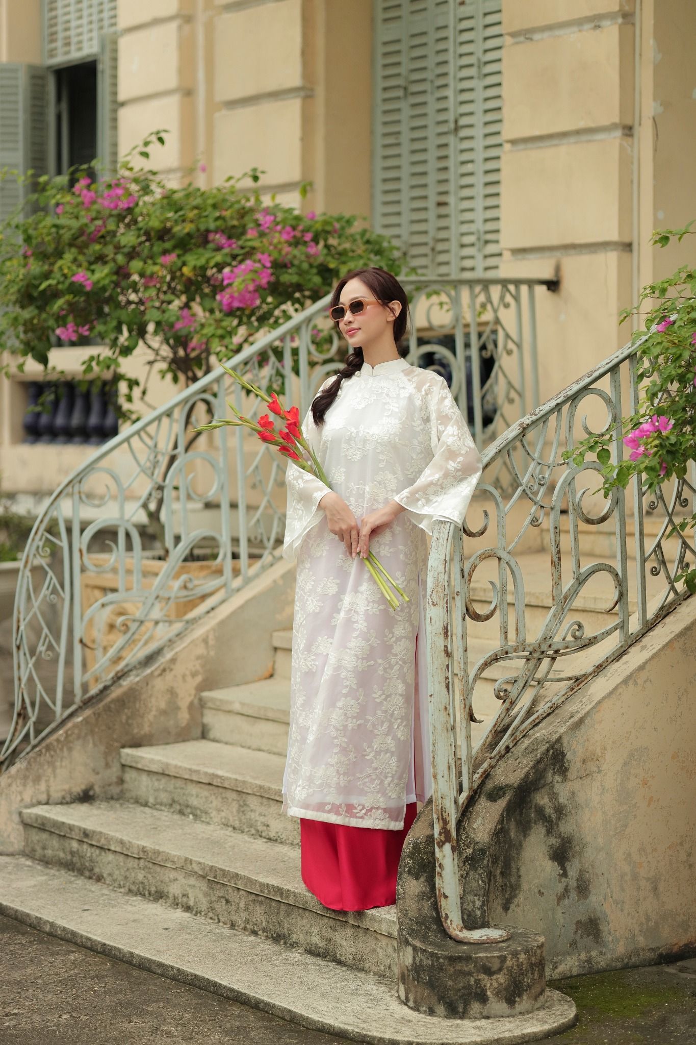 Áo Dài Ren Nữ Trắng Pride Việt Nam