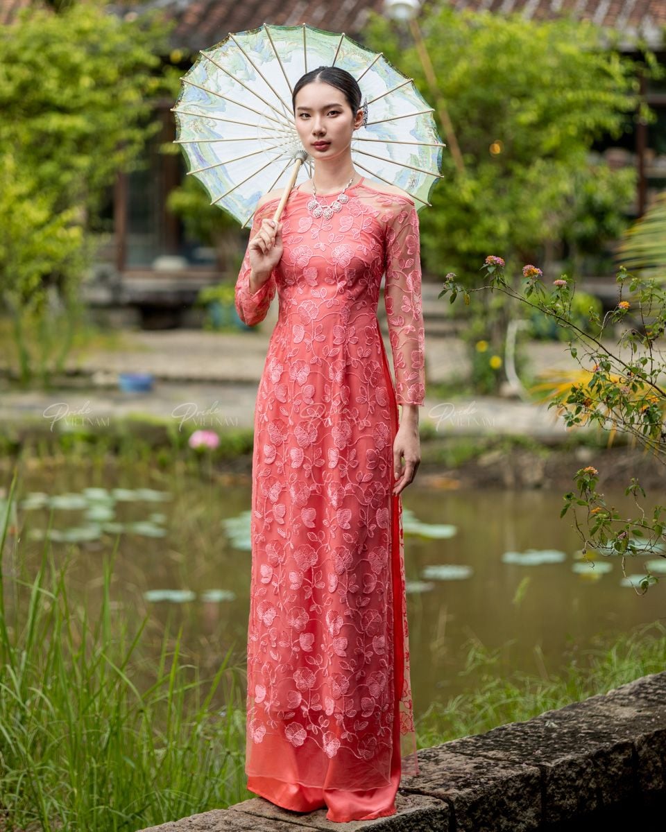 Áo Dài Nữ Ren Hồng Pride Việt Nam