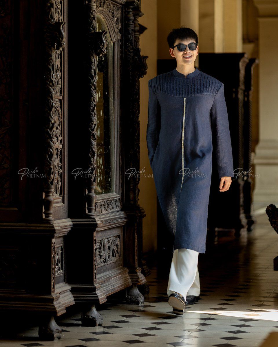 Áo Dài Nam Linen Xanh Đen Xếp Ly Kết Nút