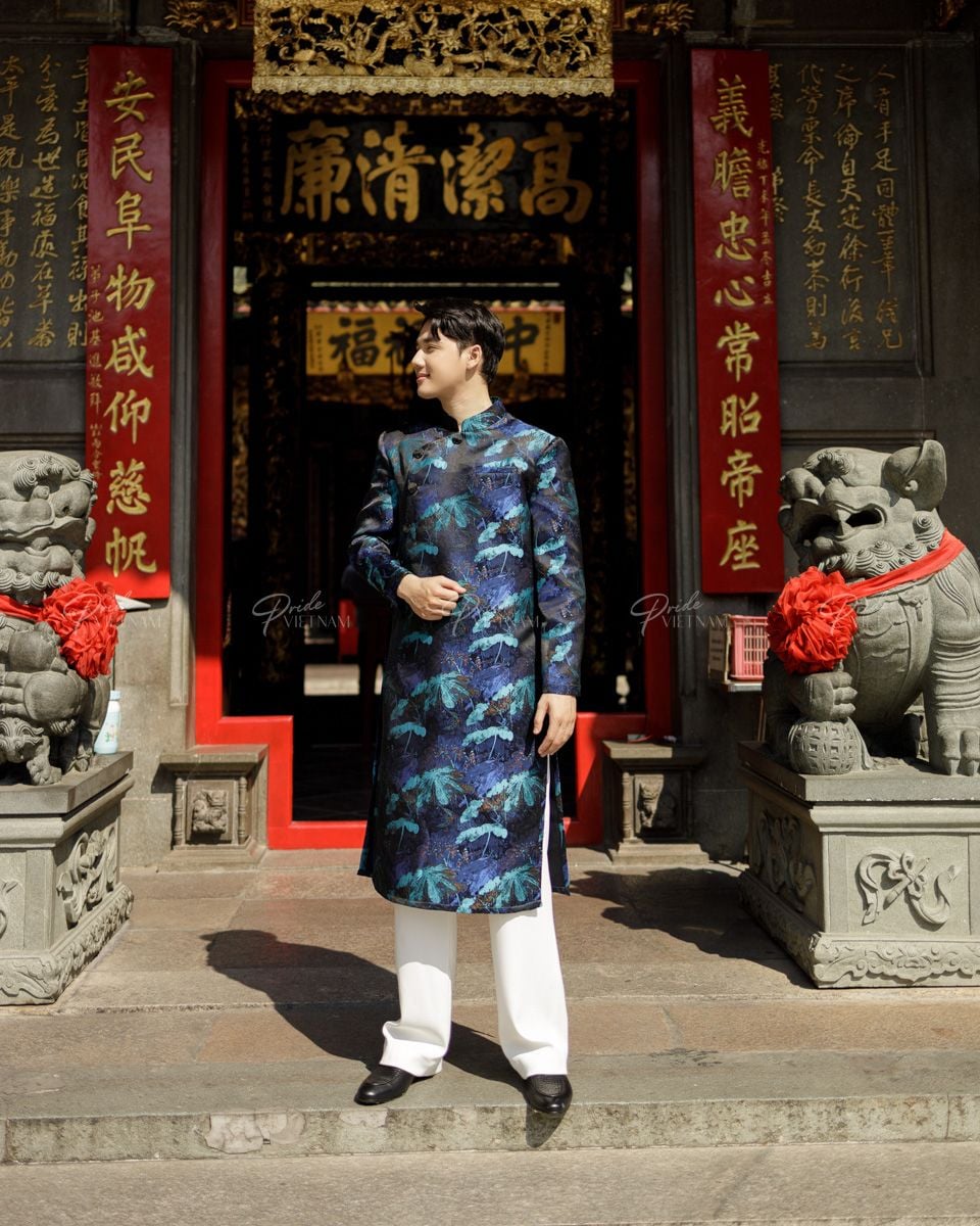 Áo Dài Gấm Nam Xanh Đen Họa Tiết Pride Việt Nam