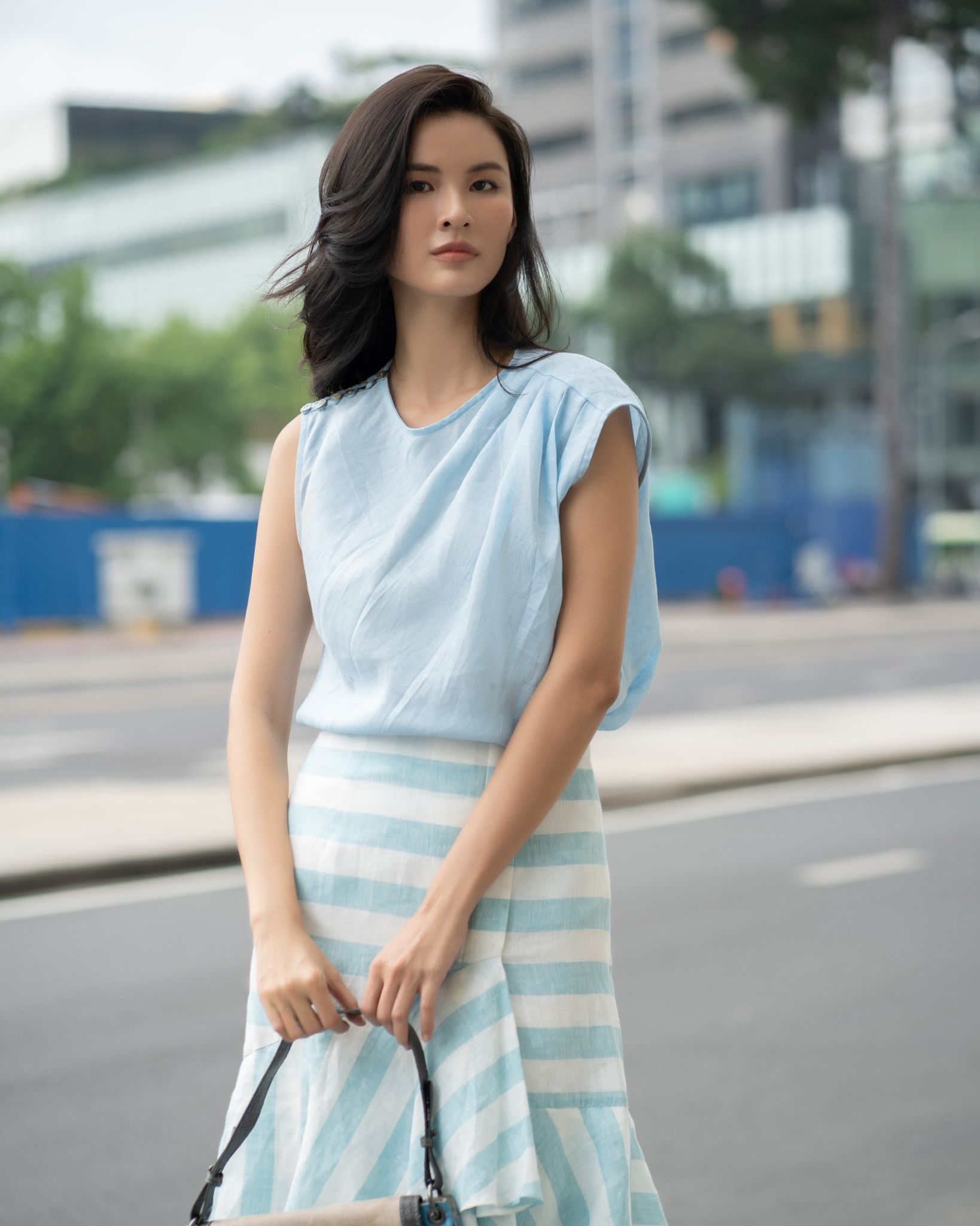 Chân Váy Linen Trắng Sọc Xanh Tình Thơ Mùa Thu