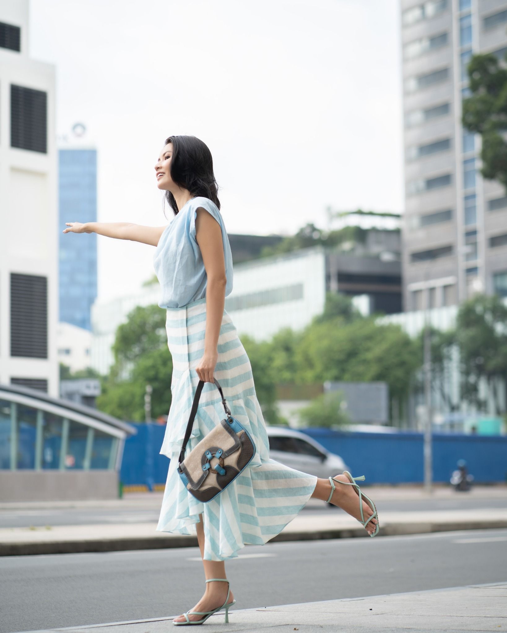 Chân Váy Linen Trắng Sọc Xanh Tình Thơ Mùa Thu