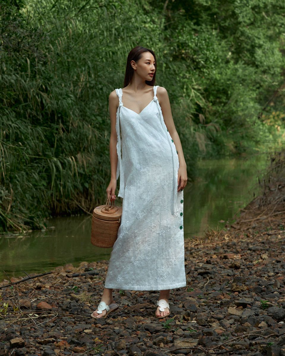 Đầm Cotton Thêu Trắng Hoa Nổi Into The Wood